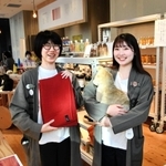 アナザー・キンキで扱う商品を手にする村上蘭さん（右）と吉田彩乃さん＝東京都千代田区