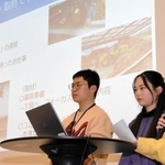 取材手法や学んだことについて発表する学生＝神戸市中央区浪花町