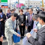 国道２５０号の渋滞や周辺道路への影響について説明を受ける斎藤元彦知事（左）＝姫路市広畑区正門通４