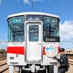 運行を始めた山陽電車のデブ猫電車。ヘッドマークを装着する職員＝明石市二見町