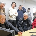 映像編集作業に取り組むホームタウンゼミ「映像ゼミ」のメンバーら＝２０２４年２月、高砂市米田町米田