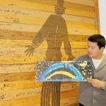 「黒い虹」の絵は東日本大震災の被災地にも広がった＝仙台市青葉区（仙台レインボーハウス提供）