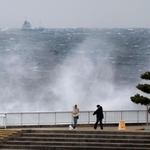 明石市の海沿いは大荒れとなり、堤防に波が激しく打ちつけた＝２０日午前、明石市大蔵海岸通１（撮影・小林良多）