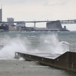 明石市では最大瞬間風速２１メートルを観測。海沿いは大荒れとなり、堤防に波が激しく打ちつけた＝２０日午前、明石市大蔵海岸通１（撮影・小林良多）