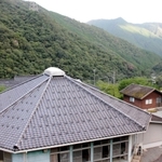 都会から離れ、自然豊かな山村にある生野学園の校舎＝２０１８年、朝来市生野町栃原