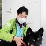 元の飼い主から手放された雑種犬。病気の治療やしつけを受けて新しい飼い主を待つ。人懐っこく寄ってくる＝神戸市北区しあわせの村、こうべ動物共生センター