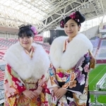成人式の場面の撮影に臨んだヒロイン灯役の富田望生さん（左）と灯の親友、寿美花役の山之内すずさん＝神戸市兵庫区、ノエビアスタジアム神戸