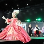 コスプレイベント「姫ＣＯＮ２０２４」の前夜祭でランウエーを歩くコスプレイヤー＝２２日午後、姫路市神屋町、アクリエひめじ
