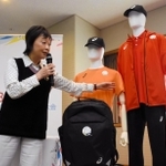 公開されたスタッフ用ユニフォームについて説明する増田明美会長。赤色は競技スタッフ用、オレンジ色はボランティア用＝神戸市中央区加納町６、神戸市役所