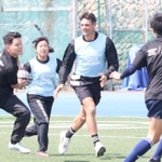 部員らとタッチフットをするダン・カーターさん（左から３人目）＝関西学院大学