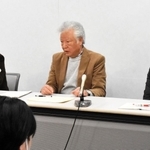 亡くなった木戸大地さんへの機動隊員のパワハラ行為について、県側が謝罪する和解内容を受け、思いを語る父一仁さん（中央）ら＝大阪市内