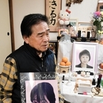 娘の彩花ちゃんと、２０１７年に世を去った妻の京子さんへの思いを語る山下賢治さん＝神戸市須磨区の自宅