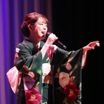 地元姫路で熱唱する演歌歌手の丘みどりさん＝２３日午後、姫路市神屋町のアクリエひめじ（撮影・辰巳直之）