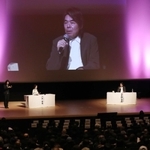 「姫路とアート」について語った日比野克彦さん（壇上右）ら＝２３日午後、姫路市神屋町のアクリエひめじ（撮影・辰巳直之）