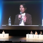 トークセッションで姫路城の魅力を語った日比野克彦さん（壇上右から３人目）ら＝２３日午後、姫路市神屋町のアクリエひめじ（撮影・辰巳直之）