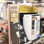 処分セール対象となった冬物家電（左奥）と売れ行き好調な空気清浄器（右手前）＝神戸市中央区、ジョーシン三宮１ばん館