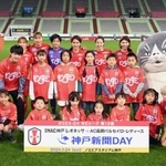 ＩＮＡＣ神戸の選手と記念撮影するエスコートキッズの児童ら＝２４日午後、神戸市兵庫区御崎町１（撮影・大田将之）