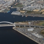 神戸新聞社の調査で浸水の恐れのある指定避難所と分かった西宮市の西宮今津高校（写真右上）周辺＝２０２２年１１月撮影