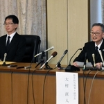 バドミントン同好会の不適切行為について説明する大村直人理事・副学長（右）と顧問の宋明良教授＝２５日午後、神戸市灘区六甲台町、神戸大学