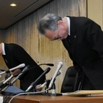 バドミントン同好会の不適切行為について謝罪する大村直人理事・副学長（右）と顧問の宋明良教授＝２５日午後、神戸市灘区六甲台町、神戸大学