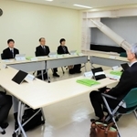 事件記録の保存について話し合う第三者委員会の初会合に臨む委員ら＝２５日午後、東京都千代田区、最高裁