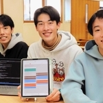アプリ「ｍｙＰＯＭＯ（マイポモ）」を紹介する開発メンバー。左から児玉大樹さん、高島晟輔さん、梅田航太郎さん＝神戸市東灘区魚崎北町８、灘高校