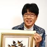 筆を３本使った多色の作品＝神戸市中央区東川崎町１、ラジオ関西（撮影・斎藤雅志）