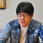 日めくりカレンダーにした作品「人生は笑う日」について語る原田伸郎さん＝神戸市中央区東川崎町１、ラジオ関西（撮影・斎藤雅志）