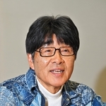 書への思いを語る原田伸郎さん＝神戸市中央区東川崎町１、ラジオ関西（撮影・斎藤雅志）