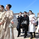 晴れやかな表情で入学説明会へ向かう合格者ら＝２７日午前、宝塚市栄町１（撮影・吉田敦史）