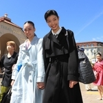 晴れやかな表情で入学説明会へ向かう合格者ら＝２７日午前、宝塚市栄町１（撮影・吉田敦史）