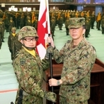 陸上自衛隊姫路駐屯地に新編された中部方面特科連隊の隊旗授与式＝姫路市峰南町