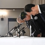 会見の冒頭、遺族らに向けて謝罪をする（右手前から）阪急阪神ホールディングスの大塚順一執行役員、嶋田泰夫社長、宝塚歌劇団の村上浩爾理事長＝２８日午後、豊中市新千里東町２（撮影・風斗雅博）