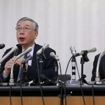 会見する遺族代理人の川人博弁護士（左）と井上耕史弁護士＝２８日午後、東京都千代田区、厚生労働省（撮影・長嶺麻子）