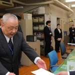 閉所式で辞令を受ける職員ら＝丹波少年自然の家