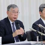 会見する遺族代理人の川人博弁護士（左）と井上耕史弁護士＝２８日午後、東京都千代田区、厚生労働省（撮影・長嶺麻子）