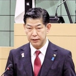 不信任決議案が否決され、議会閉会のあいさつを述べる田村克也三田市長＝三田市議会議場（撮影・尾仲由莉）