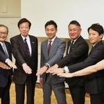 神戸ストークスの将来構想発表会に集まった渋谷順社長（右から３人目）と島田慎二チェアマン（同４人目）と、選手や地元関係者ら＝２８日夜、神戸市中央区新港町（撮影・小林良多）