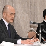 緊急会見で、報道陣の質問に答える宝塚歌劇団の村上浩爾理事長（左）＝２８日午後、豊中市新千里東町２（撮影・風斗雅博）