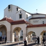 宝塚歌劇団の会見を前に、大劇場前に集まった報道陣ら＝１４日午後、宝塚市栄町１（撮影・長嶺麻子）