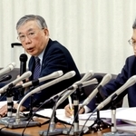 宝塚歌劇団側との合意について会見する遺族代理人の川人博弁護士（左）と井上耕史弁護士＝２８日午後、東京都千代田区、厚生労働省（撮影・長嶺麻子）