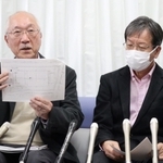 概要を説明するＮＰＯ法人ひょうご労働安全衛生センターの西山和宏事務局長（左）と被災者の男性＝宝塚市役所