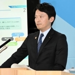 人事異動について会見で説明する斎藤元彦知事＝27日、兵庫県庁