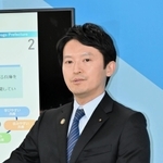 人事異動について会見で説明する斎藤元彦知事＝27日、兵庫県庁