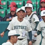 決勝の試合前、選手にノックをする報徳の大角健二監督（中央）＝31日午後、甲子園球場（撮影・笠原次郎）