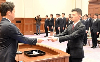斎藤元彦知事（左）から辞令を受け取る兵庫県の新規採用職員＝県公館