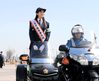 出発式で車両部隊などの状況を見守る貴島明日香さん＝神戸市中央区波止場町
