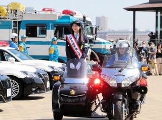 出発式で車両部隊などの状況を見守る貴島明日香さん＝神戸市中央区波止場町