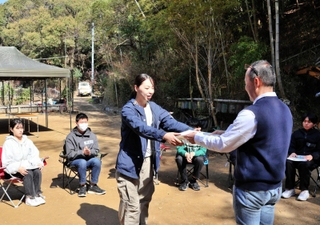 竹林の中で開かれたパナソニックエナジー南淡の入社式＝１日午前、南あわじ市伊加利