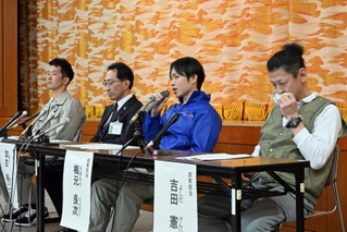 タンタンの思い出や最期の様子について話す王子動物園の（左から）谷口祥介獣医師、加古裕二郎園長、飼育担当の梅元良次さんと吉田憲一さん＝１日午後（撮影・風斗雅博）